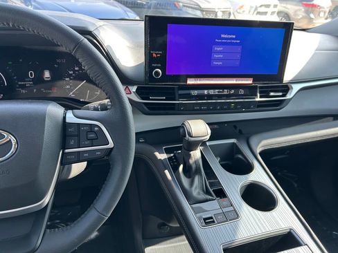 Used 2025 Toyota Sienna XLE image 19