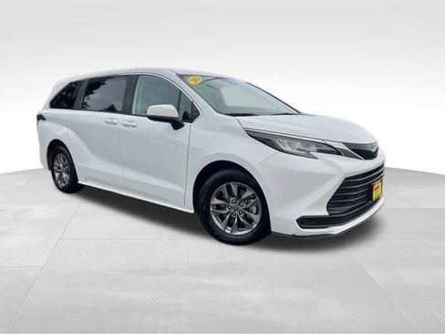 Used 2023 Toyota Sienna LE image 1