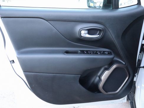 Used 2023 Jeep Renegade Latitude image 14