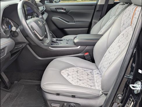 Used 2023 Toyota Highlander Bronze Edition image 14