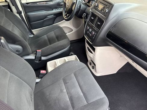 Used 2016 Dodge Grand Caravan SE image 24