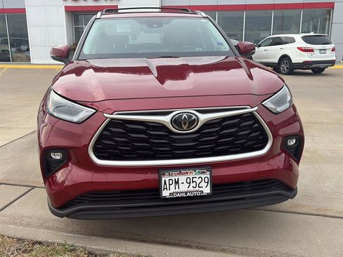Used 2021 Toyota Highlander XLE image 19