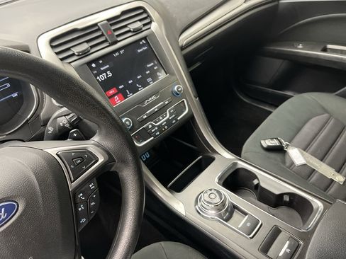 Used 2019 Ford Fusion SE image 16