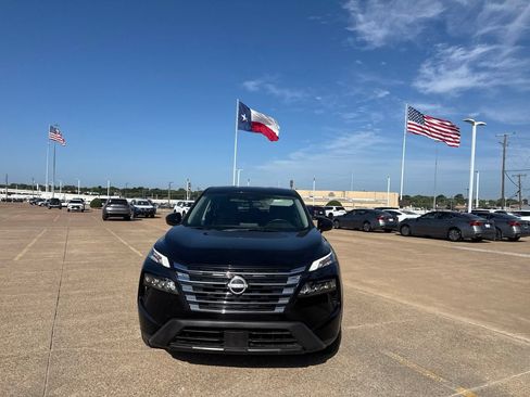 Certified 2025 Nissan Rogue SV FWD image 5