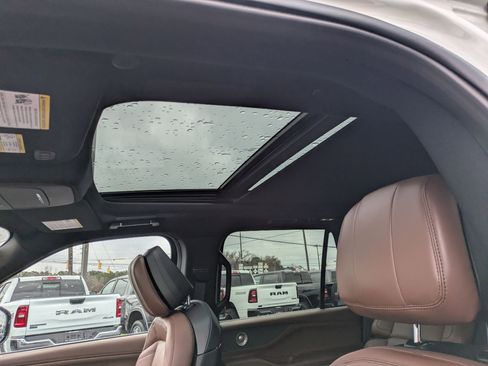 Used 2025 Lincoln Navigator Reserve image 14