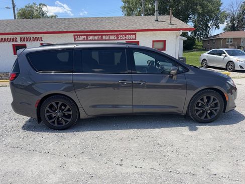 Used 2018 Chrysler Pacifica Limited w/ Advanced Safetytec Group FWD image 2