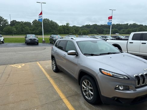 Used 2018 Jeep Cherokee Latitude w/ Cold Weather Group FWD image 3