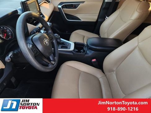 Used 2020 Toyota RAV4 LE image 13