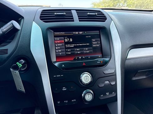 Used 2015 Ford Explorer XLT w/ Equipment Group 202A FWD image 17