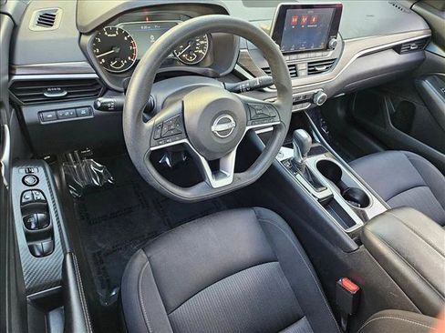 Used 2024 Nissan Altima 2.5 SV image 8