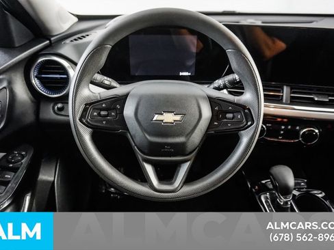 Used 2025 Chevrolet Trax LT FWD image 24