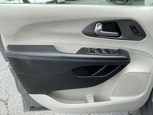 Used 2021 Chrysler Pacifica Touring-L image 17