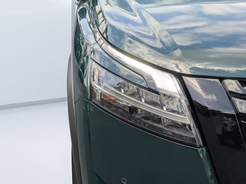 Used 2024 Nissan Pathfinder Platinum w/ Black Appearance Package image 9