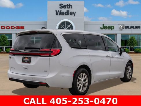 Used 2024 Chrysler Pacifica Touring-L AWD/4WD image 7