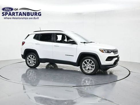 Used 2023 Jeep Compass Latitude AWD/4WD image 3