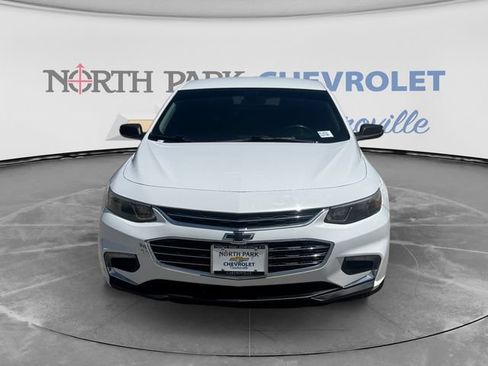 Used 2017 Chevrolet Malibu LT w/ Leather Package FWD image 8