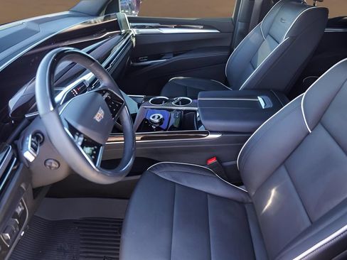 Used 2025 Cadillac Escalade ESV Premium Luxury RWD image 9