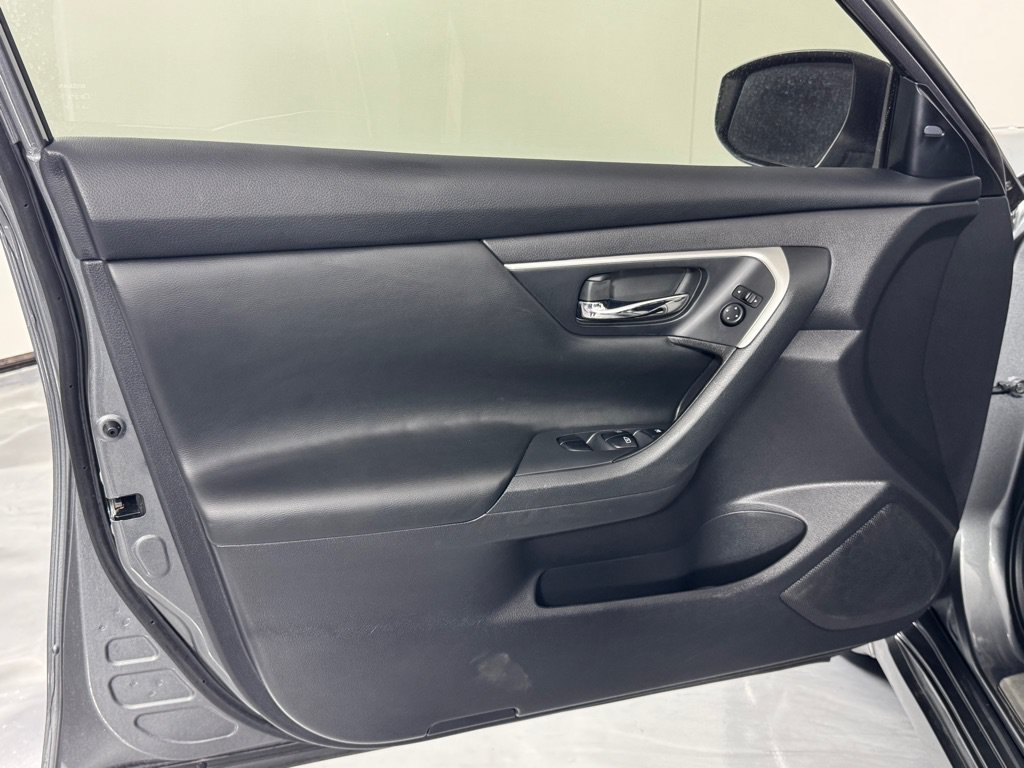 Used 2017 Nissan Altima 2.5 SV w/ Convenience Package FWD image 10