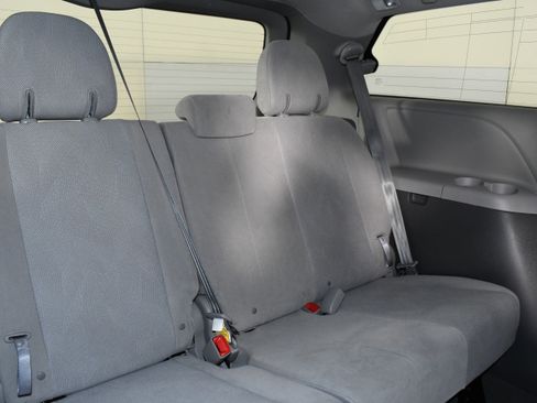 Used 2020 Toyota Sienna L image 23