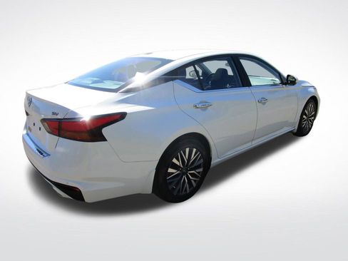 Used 2023 Nissan Altima 2.5 SV w/ SV Premium Package image 8