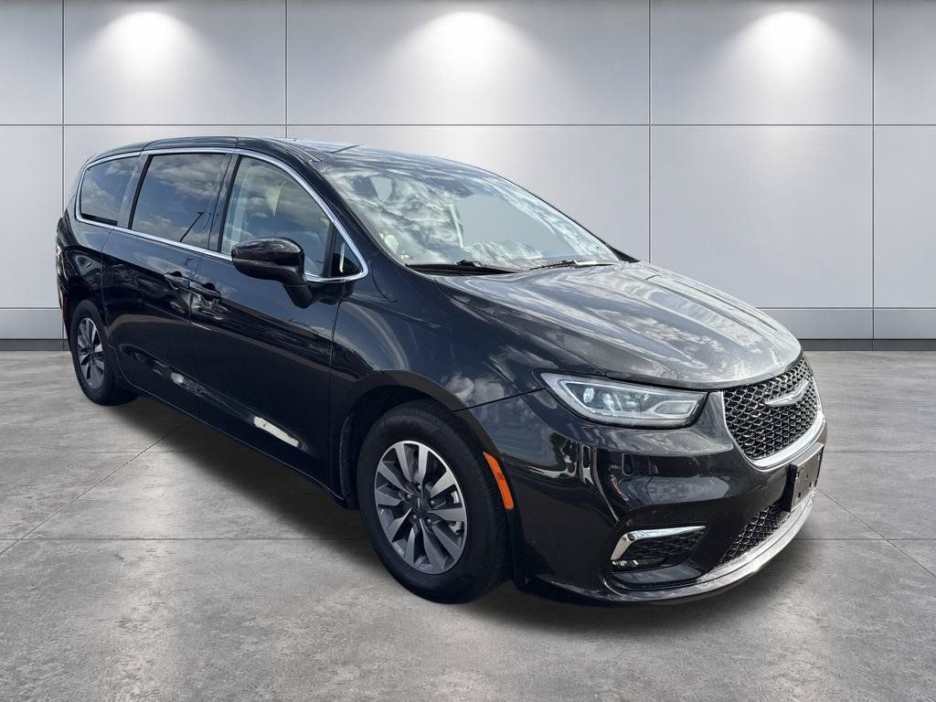 Used 2023 Chrysler Pacifica Touring-L FWD image 3