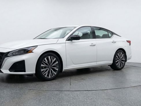 Used 2025 Nissan Altima 2.5 SV image 3