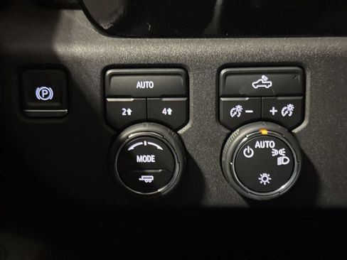 Used 2023 Chevrolet Silverado 1500 LT AWD/4WD image 18