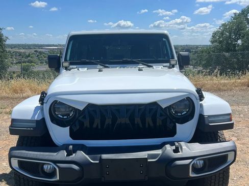 Used 2018 Jeep Wrangler Unlimited Sahara image 2