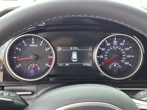 Used 2024 Kia Carnival EX FWD image 19