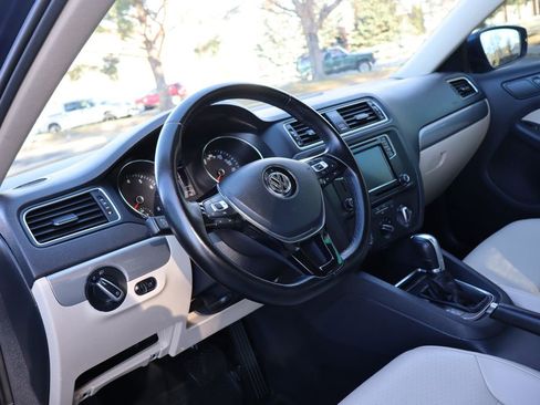 Used 2017 Volkswagen Jetta SE image 14