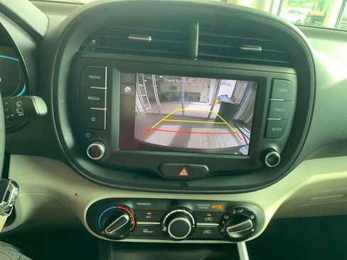 Used 2025 Kia Soul LX w/ LX Technology Package FWD image 6