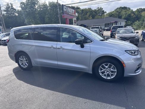 Used 2024 Chrysler Pacifica Touring-L FWD image 2