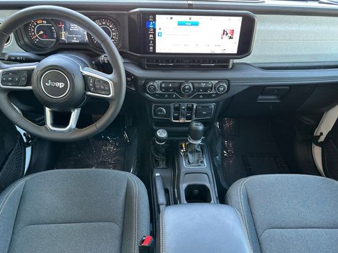 Used 2025 Jeep Wrangler Sahara image 13