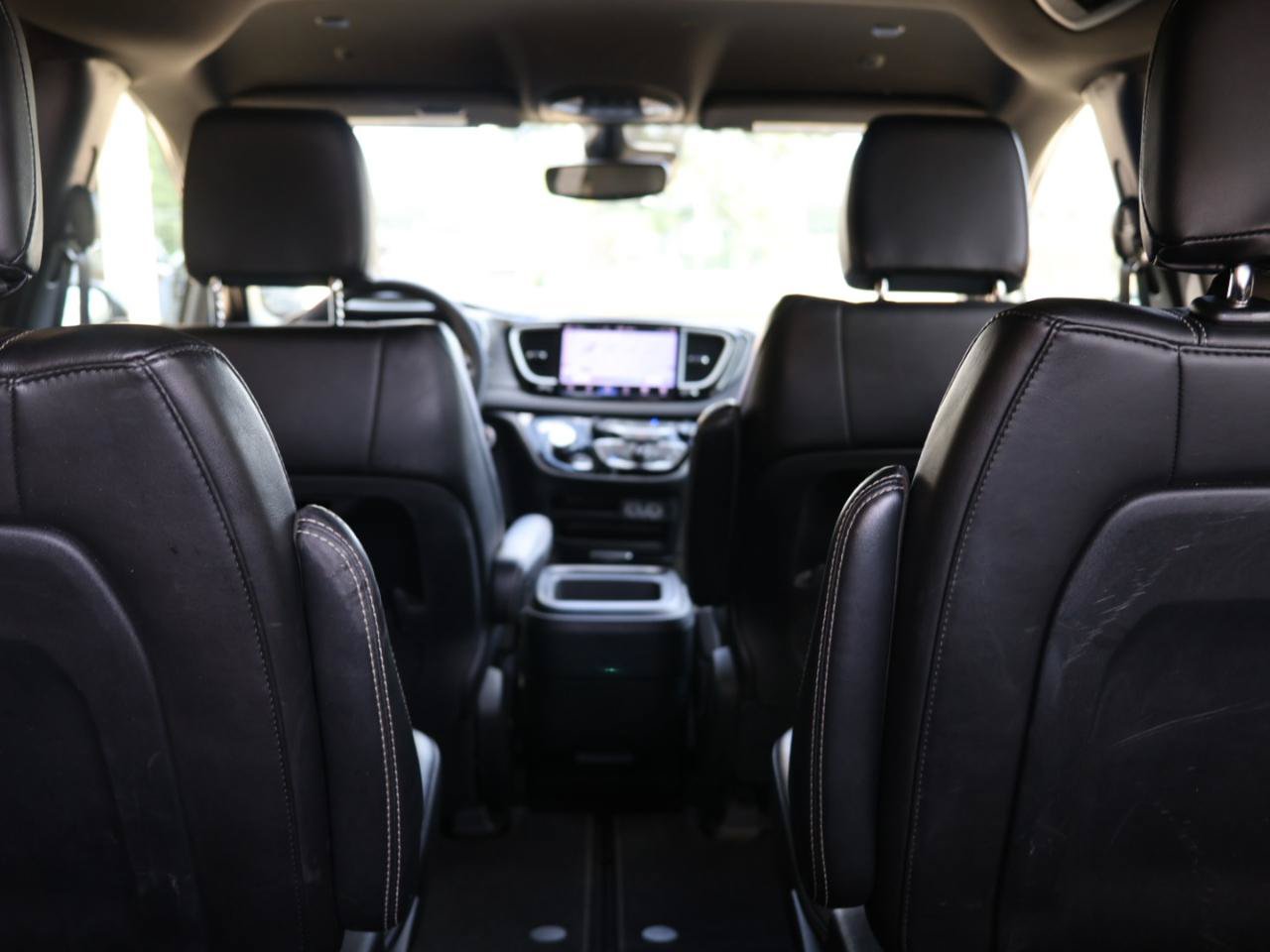 Used 2023 Chrysler Pacifica Touring-L FWD image 9