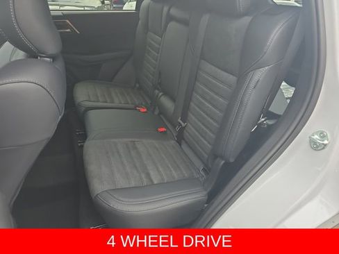 Used 2025 Mitsubishi Outlander AWD image 15