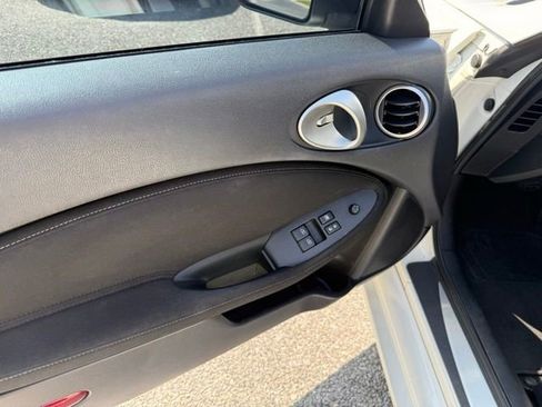 Used 2015 Nissan 370Z Coupe RWD image 22
