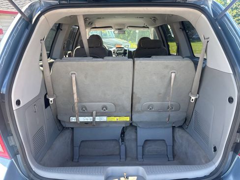Used 2007 Hyundai Entourage Limited FWD image 14