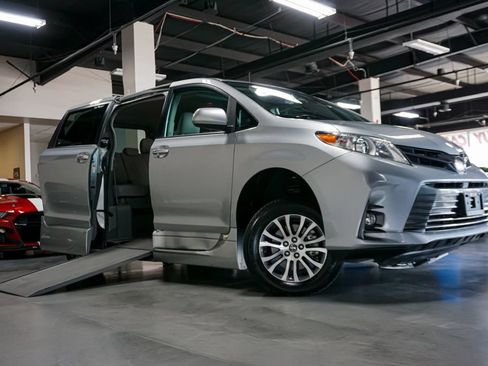 Used 2019 Toyota Sienna XLE Premium FWD image 1