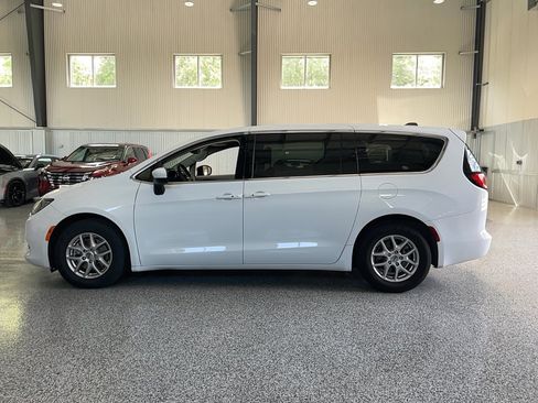 Used 2023 Chrysler Voyager LX FWD image 3