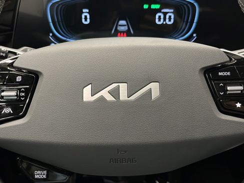 Used 2025 Kia Niro FWD image 16