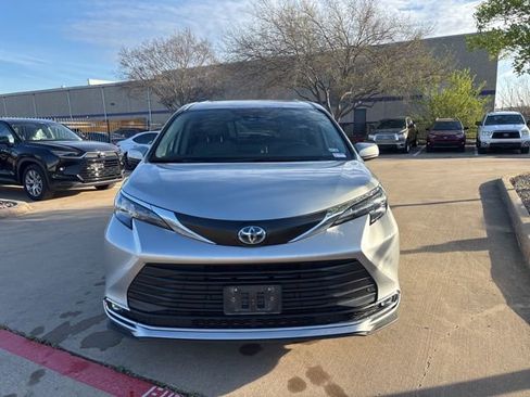 Used 2024 Toyota Sienna XLE image 2