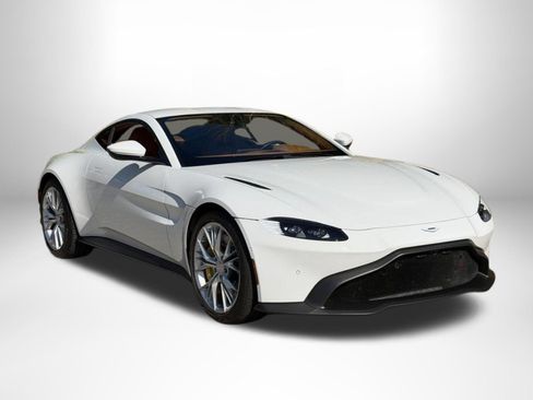 Used 2021 Aston Martin V8 Vantage Coupe RWD image 2