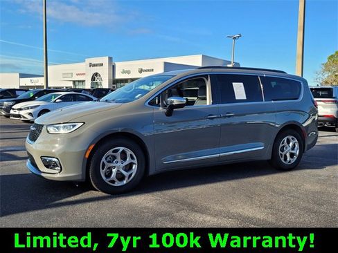 Used 2023 Chrysler Pacifica Limited image 3