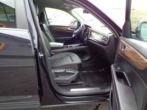 Used 2025 Volkswagen Atlas SE AWD/4WD image 24