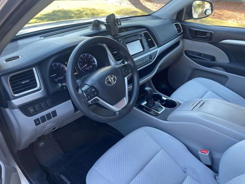 Used 2019 Toyota Highlander LE image 11