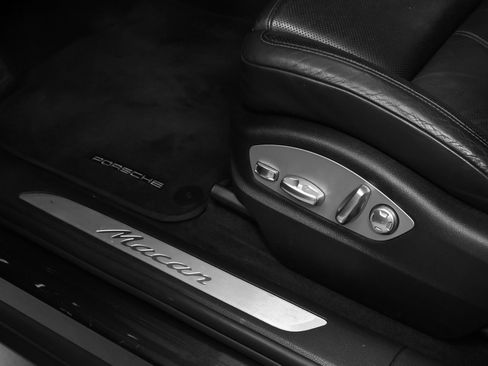 Certified 2017 Porsche Macan AWD/4WD image 23