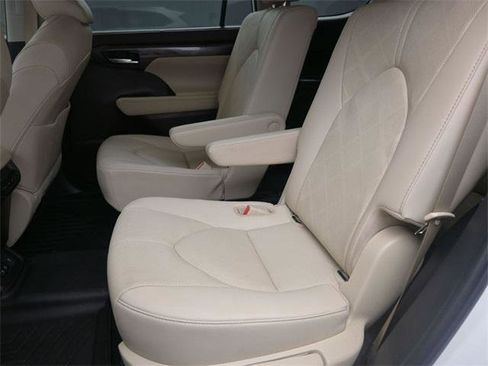 Certified 2021 Toyota Highlander Platinum image 27
