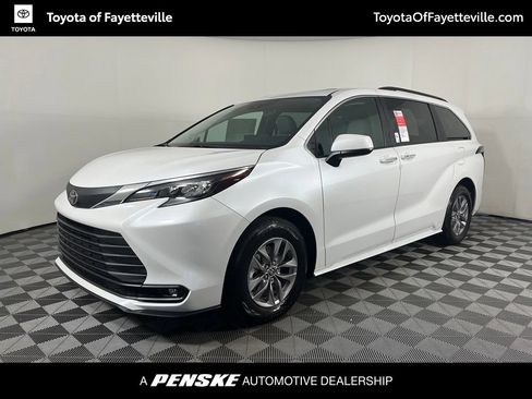 Used 2026 Toyota Sienna XLE FWD image 1