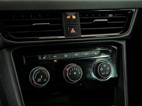 Certified 2023 Volkswagen Taos SE w/ Panoramic Sunroof Package FWD image 22