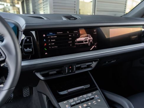 Certified 2026 Porsche Cayenne AWD/4WD image 29